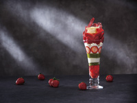  【Web予約・平日限定】苺のパフェとカフェのティータイムおすすめセット［14:00～16:30］