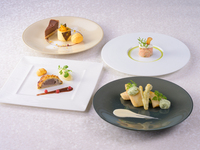 【週年紀念午餐套餐】每月午餐+龍蝦濃湯+一杯飲品+紀念花束+紀念甜點。點擊此處查看2026年4月及以後的套餐詳情。