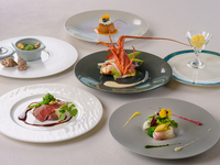 【航程】包含六道菜，其中有龍蝦和一道自選主菜。含一杯飲品。僅限預訂。自2026年4月起供應。