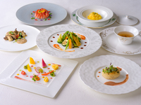 【純素套餐】7道菜餚，以蔬菜、蘑菇、穀物和水果為原料。包含一杯您選擇的飲品（僅限預訂餐桌）。 2026年4月起，點此了解詳情。