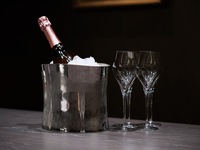 Limited Time Offer: Get a free bottle of champagne with a Spring Festival party of 4 or more. Reservations for the à la carte menu are limited to 4 or more people.