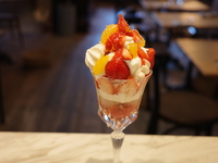 [平日]2Fパフェ「苺と紅まどんなのパフェ」のお食事コース