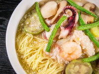 知念産トビイカとなんじょう野菜の海鮮汁ソバ