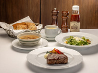 【固定套餐】最受欢迎的午餐套餐！共有 5 道主菜、3 道沙拉和 3 道汤可供选择，共 5 道菜