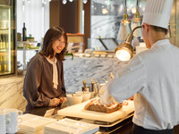 【10周年記念企画：平日限定】＜特別価格＞飲み放題付きディナー！夜にはローストビーフ、握りたてお寿司、揚げたての天麩羅が登場！