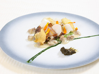 “噴火湾産蝦夷鮑”のポワレ 菊イモのピューレ　十勝マッシュルームソース