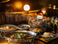 [Platinum Birthday Course] A luxurious anniversary plan featuring popular dishes such as Mexican pizza and Angus steak, with a flower wreath cake and sparkling wine toast.