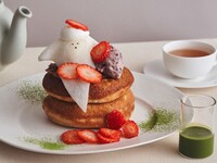 [January only] Drink set / New Year's pancakes with strawberries, bean paste and fresh cream, and matcha sauce