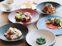 Lunch course B: A special lunch course with a choice of main dish, pasta, and dessert (5 dishes in total)