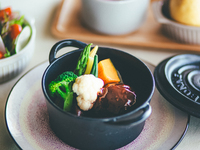 ココットランチセット　チーズインハンバーグ（サラダ・スープ・パン付）