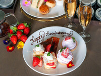 オフィシャルWeb限定最安値【苺のアフタヌーンティー】3種銘柄いちごの食べ比べ＋乾杯酒・メッセージ付き（平日限定）