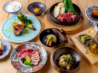 【肉割烹】フリーフロー３H、極上肉てっさ、おばんざい５種盛り、黒毛和牛の肉吸い、蟹クリームコロッケ、黒毛和牛サーロイン角切りと神戸牛の江戸味噌すき焼き、土鍋銀しゃり、香の物、季節の生大福