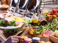 【朝食ビュッフェ】全国各地の旬野菜のサラダバー、時間限定季節の土鍋ご飯