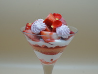 デザートを期間限定「パフェ ストロベリーピンク」に変更！