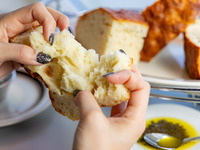 【豐盛套餐】晚餐套餐包含炭烤牛排、新鮮魚類和自製佛卡夏麵包