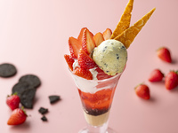 [Weekdays only] Strawberry and Cookies & Cream Ice Cream Parfait with Drink Set