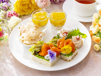 【休日】フラワーアフタヌーンティー＋シャンパン1杯付き