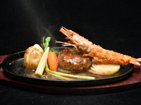 特製フレックスハンバーグと有頭エビフライ