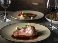 〈2時間プレミアム飲み放題〉ちょっと贅沢なご宴会に！ボトルワイン含め75種類以上のドリンク！氷温熟成牛とハーブチキンのグリルミストがメインの特別コース ～Luce～