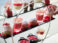 【平日限定Strawberry Afternoon Tea】苺とベリーのスイーツとセイボリーなど全12品　レストランがこだわりをもって提供する期間限定のアフタヌーンティー