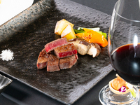 Isang 7-course meal na nagtatampok ng espesyal na piling Japanese Black beef fillet steak + free-flow wine pairing