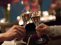 【周年纪念晚宴套餐】奢华七道菜式，主菜包含两种牛排，甜点附赠祝福语，并有祝酒环节。