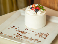 【ベストビュー席】ホールケーキ+乾杯スパークリング+野菜のオムレツやローストビーフなど全6皿