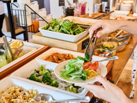 Make a reservation for weekday lunch here! Choose your main dish, drink bar, and unlimited salad buffet set with bread, curry, etc.