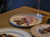 “圣诞晚餐”仅在12月24日（周三）和25日（周四）供应。