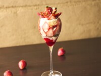 Spring Limited! Cherry Blossom-Scented Strawberry Strawberry Strawberry Parfait + 1 Choice of Café Drink (Weekends 3/1–4/30)