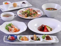 <HORAKU / Lunch> 8-course meal including stir-fried beef, mapo tofu, 3 desserts, coffee, etc., plus unlimited non-alcoholic Chinese tea cocktails.