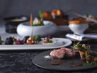 【標準套餐】12 道菜 / 享用非凡的法式晚餐，佐以如雲海般環繞餐桌的「意象開胃菜」。