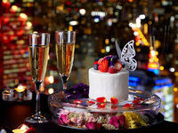 【3/1～15限定 ホワイトデー特別】『オマール海老のカダイフ揚げとうなぎの天ぷら手巻き』＆『とろタク入り江戸前鮨3貫』のWhite DAYケーキ付きコース　5,900円(税込6,490円) 