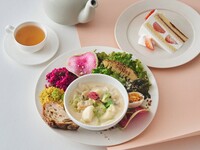 【デザート＆ドリンク付きのスペシャルランチ】桜と春キャベツのあさりクラムチャウダー＆有機オニオンドレッシングのサラダ