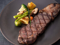 ≪Dinner Set≫Grilled Steak（Japanese Beef Sirloin） with Steamed Vegetables - Choice of Japanese-Style or Western-Style Sauce