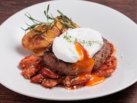 【5/1～5/29】ハンバーグステーキ ナポリタンソース 大阪産卵のポーチドエッグ添え