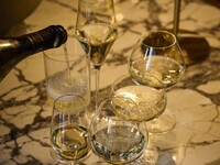  Signature Course +2HDrinkFreeFlow 【春ロゼワイン含むワイン8種が楽しめるフリーフロー】