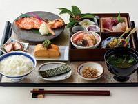 Petit-déjeuner composé de saumon argenté grillé au koji salé vieilli et d'un menu spécial.