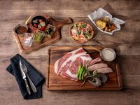 【ランチビアテラス】国産牛骨付きリブ250g含むミートコンボ等7品＋フリードリンク120分