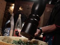 一系列饮品，包括杯量越来越大的啤酒、柠檬酸酒、高球鸡尾酒等等。