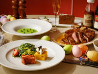 من 1 إلى 30 أبريل [قائمة طعام عيد الفصح] {الطبق الرئيسي: شريحة لحم تي بون} ◇ خمسة أطباق خاصة بعيد الفصح، تشمل المقبلات وكعكة الجزر