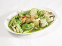 【平日オンライン予約限定】お勧めランチ　海老と花切りイカのバジルソース炒め（4月）