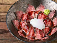 ～熊本の魅力を一皿に～赤牛ローストビーフ丼（スープ付き）