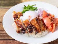 ～熊本の魅力を一皿に～大阿蘇どりの洋風親子丼（スープ付き）