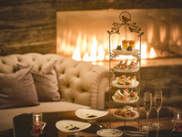 Web予約限定＜ハイティー＞『STRINGS Spring ROSÉ Night & High Tea』10周年を祝う「シャンドン ロゼ」のウェルカムドリンクとともに、名古屋で一番贅沢な“春”をシェアしよう！ 大聖堂を臨むカバナガーデンが、一夜限りのフォトジェニック空間へ