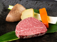Hibiki Course: 8-course meat feast featuring 100g of premium steak.