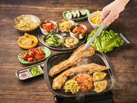 厚切りの豚バラ肉のサムギョプサルと韓国総菜を楽しむ『サムギョプサルコース』