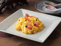 トリュフ、チーズ、トマトの玉子炒め