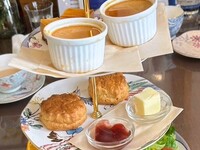 Minum petang di restoran sushi