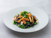 イカと小柱のスパゲティ ノワール 春野菜とともに